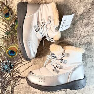 BearPaw NEW Kids sz 2 Shearling Winter Snow Boots White Silver Wool Lined NWT